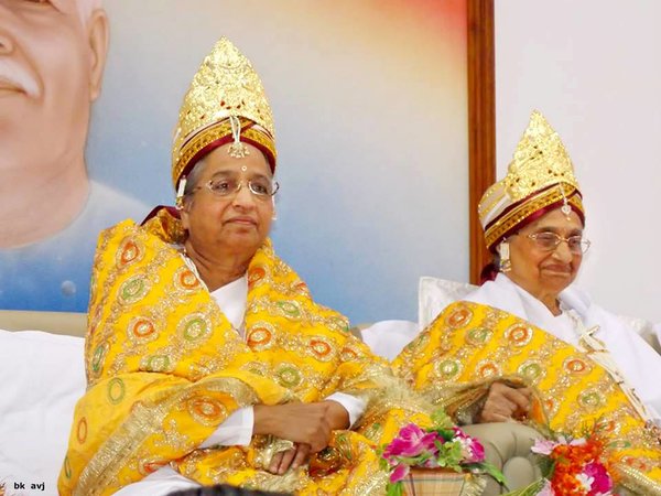 Munniben n Ratandadi-crowned.jpg
